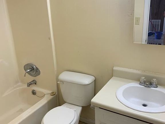 1916 Battle Row Bathroom