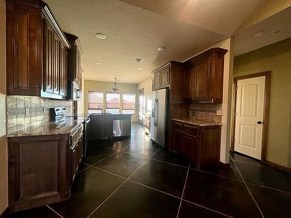 4th image of 229 NE Happy Hollow Ln
