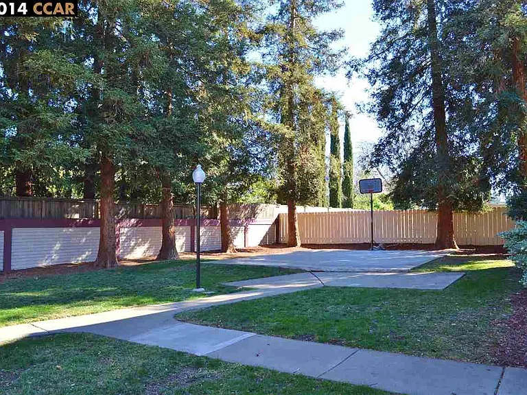 1540 Parkwood Pl — Photo 16