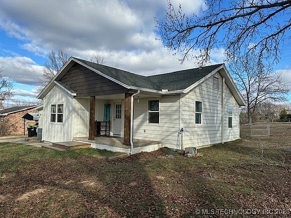 2nd image of 208 Lakeside Dr