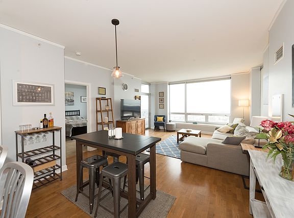 5th image of 1901 S Calumet Ave #1406