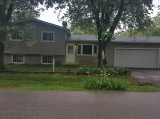 2704 Old Oak Dr, McHenry, IL 60050