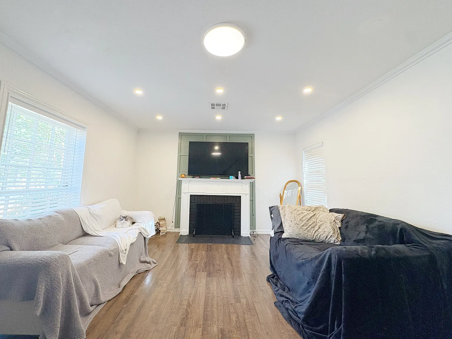 5 bed, 2110 sqft, $2,200 — Photo 3
