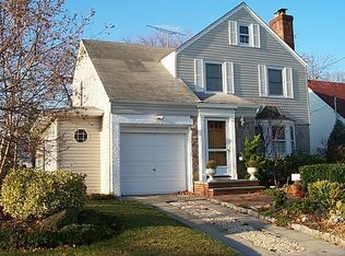 25 Murdock Rd, East Rockaway, NY 11518