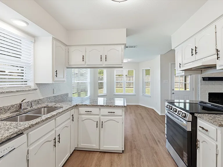 7913 Pebblebrook Dr — Photo 11