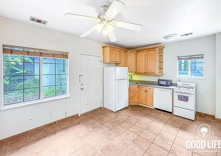 4323 1/2 Cleveland Ave — Photo 3
