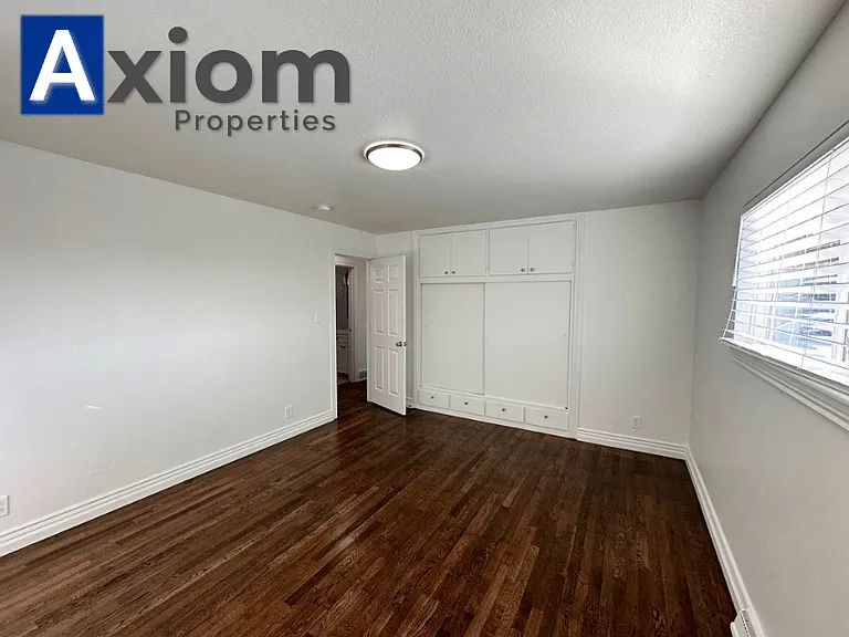 906 E Elm St — Photo 20