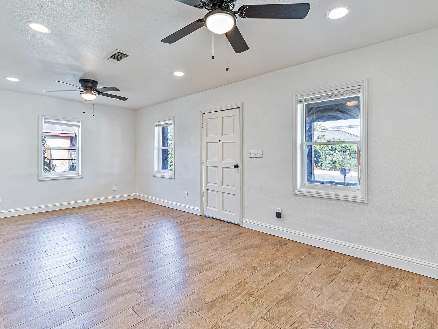 3 bed, 1129 sqft, $2,100 — Photo 2