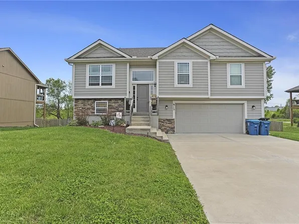 915 W 7th Ave, Kearney, MO 64060