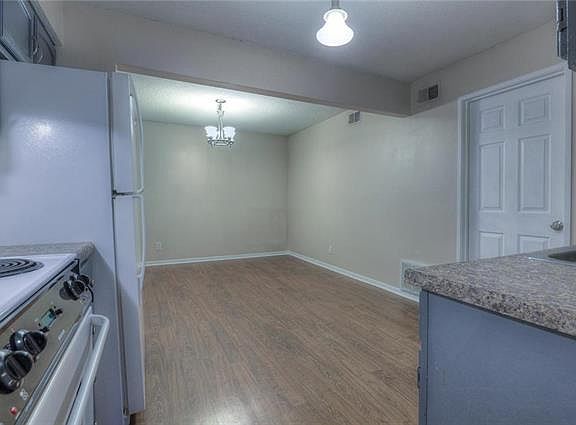 4th image of 10240 W 96th Ter APT D