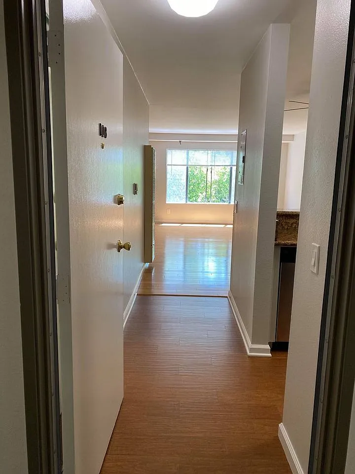 Studio, 550 sqft, $1,725 — Photo 3