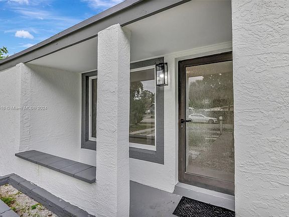 3rd image of 1517 NW 17th St