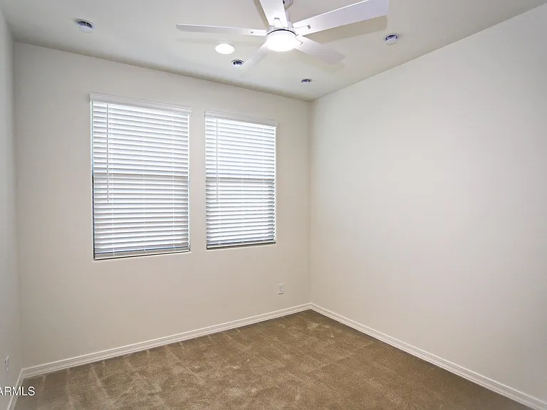 879 W Finch Dr — Photo 3