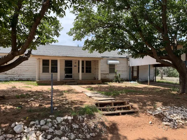 708 Avenue E, Plains, TX 79355