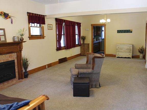 living room/dining area