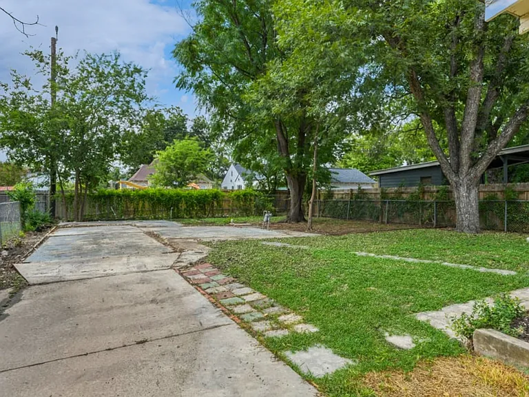 1932 W Huisache Ave — Photo 36