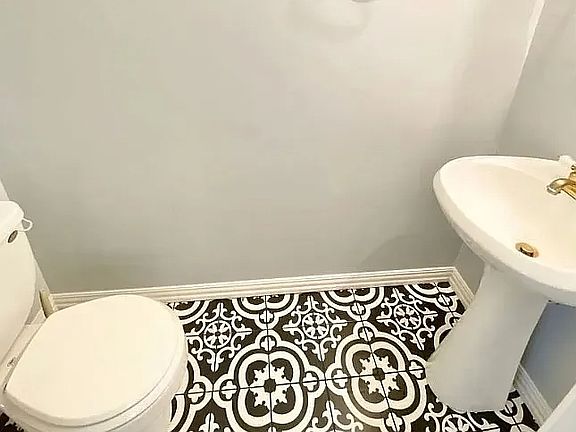 5th image of 725 Miller Ave APT 126