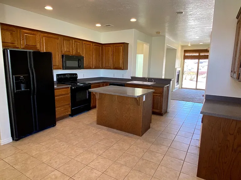 1233 N Spring Valley Dr — Photo 3