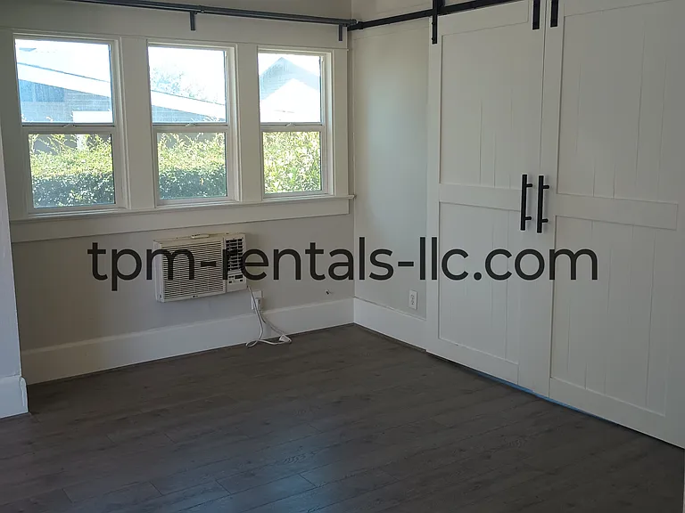 469 N 3rd Ave #C — Photo 7