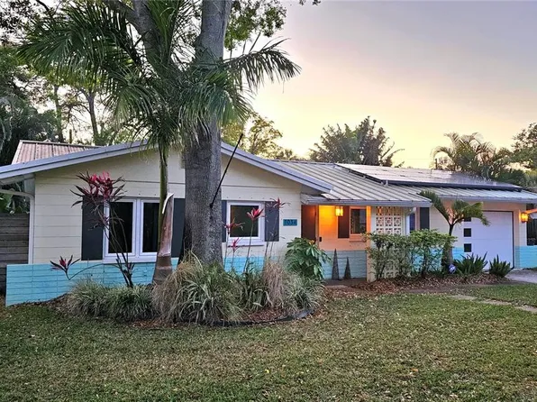 1034 Country Club Rd N, Saint Petersburg, FL 33710