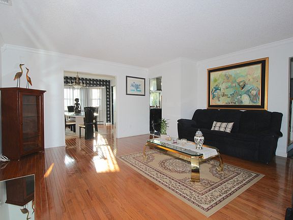 5th image of 389 Pecan St