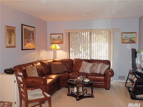 2nd image of 90 Cambridge Dr W