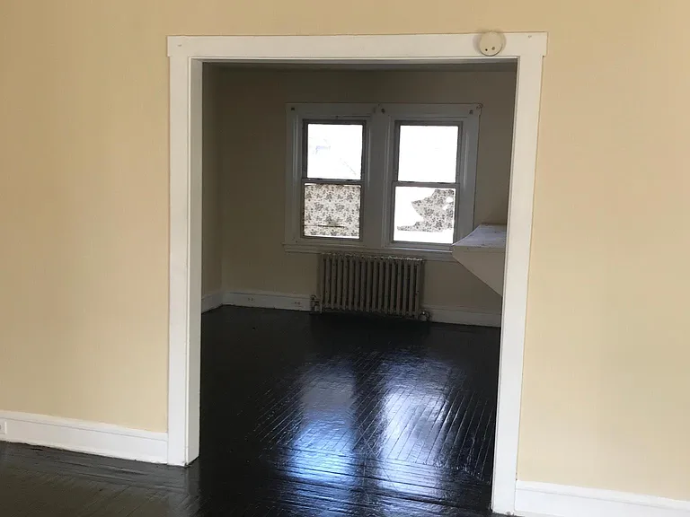 814 E 16th St — Photo 3