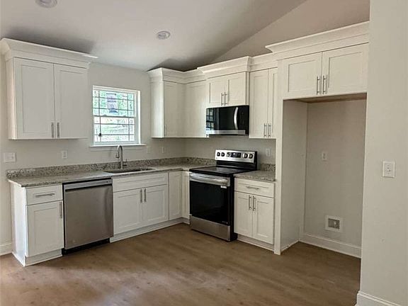 3rd image of 106 Hawthorne Dr
