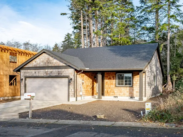 1076 NE 12th Ave, Rockaway Beach, OR 97136