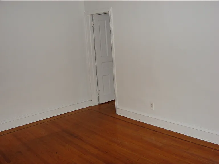 548 S 49th St #4 — Photo 9