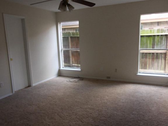 SPACIOUS MASTER WITH PLEANTY OF LIGHT, & WALK IN CLOSET