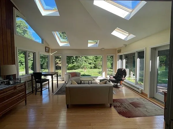 4 bed, 2.5 bath, 3308 sqft, $7,900 — Photo 3
