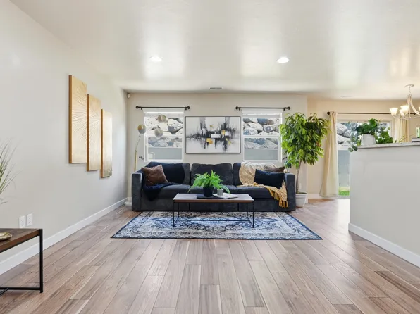 1649 N Hollyhock Cir, Farmington, UT 84025