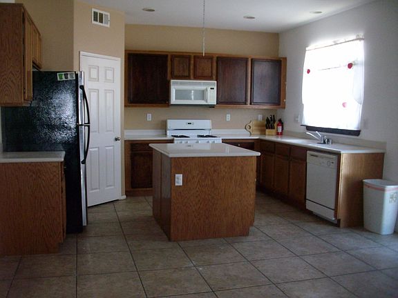 3rd image of 1689 Garden Ln