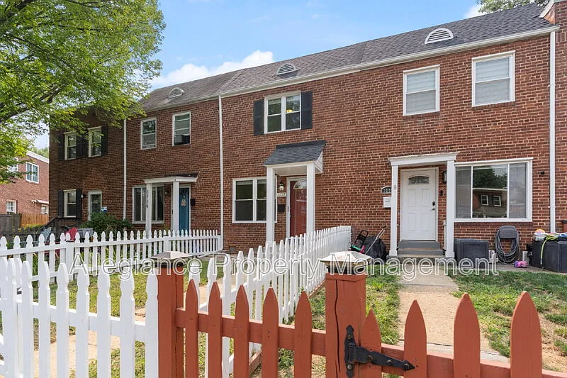 3 bed, 1.0 bath, 1024 sqft, $2,595 — Photo 3