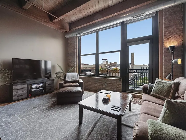 1040 W Adams St #402 — Photo 4