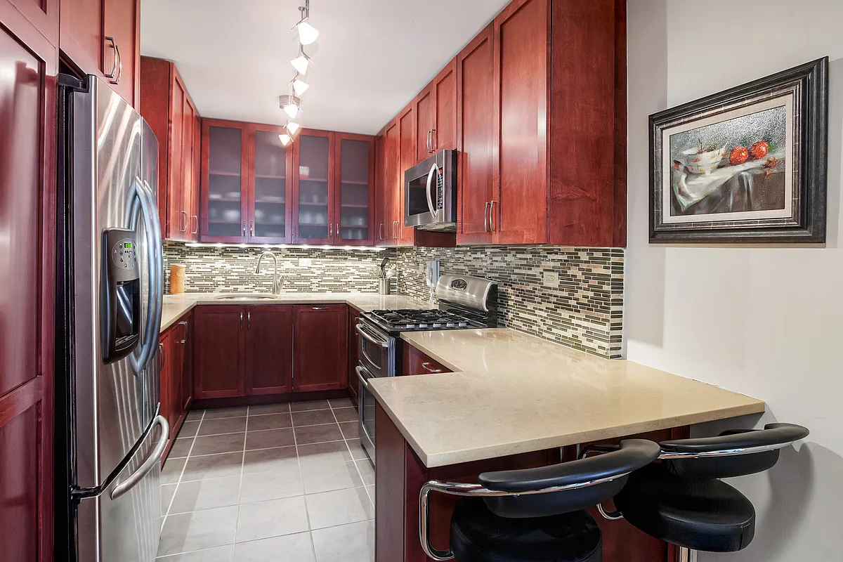 201 E 21st St APT 3M photo 1