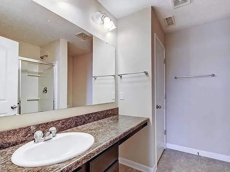 Lakecrest Dr — Photo 8