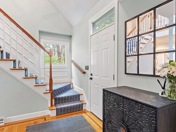 5th image of 121 Hartwell Rd