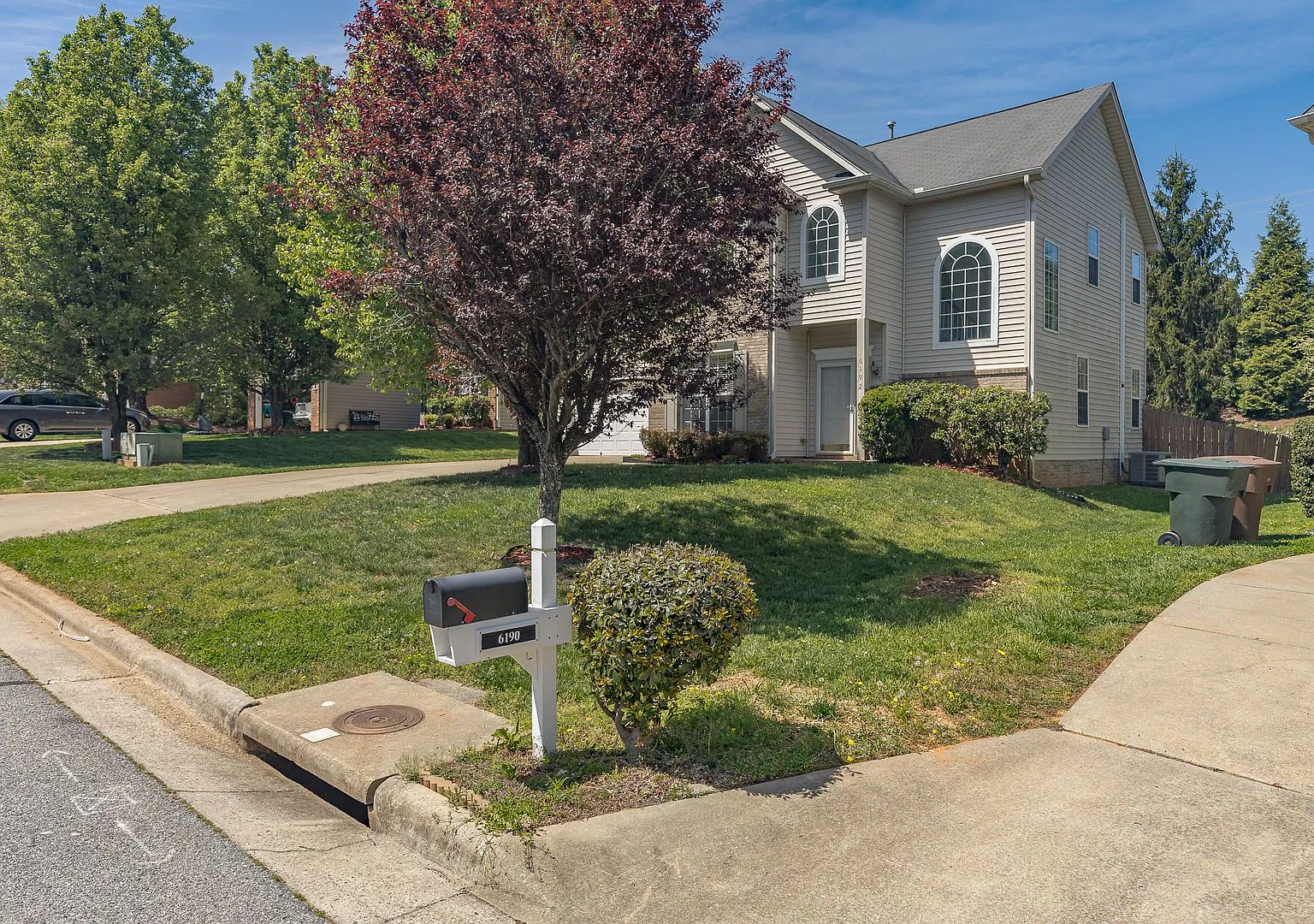 Spacious beautiful 4 bedroom 2.5 bath home in NW Greensboro with 2 car garage/fenced yard/Cul-de-sac — Photo 3