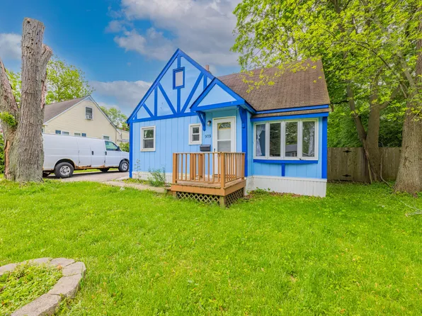 909 Warrior Dr, Round Lake Heights, IL 60073