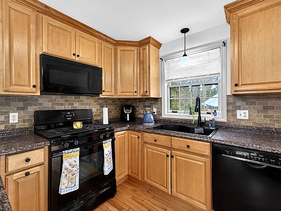5th image of 48 Hemlock Ridge Road