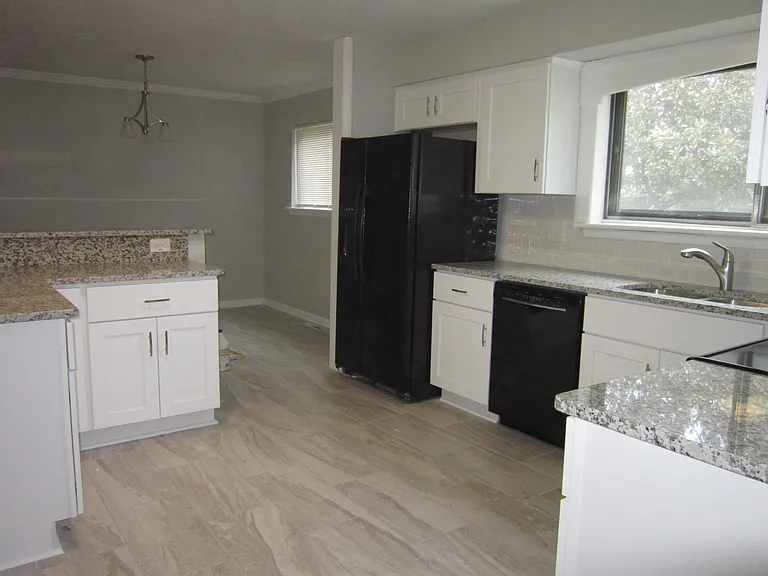 521 Greencastle Ln — Photo 3