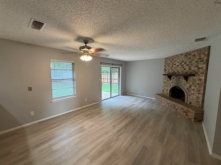 4836 Lovers Ln — Photo 3