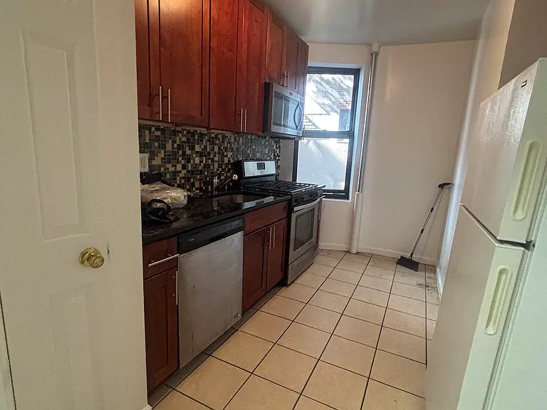 209 Bennett Ave #2D — Photo 8