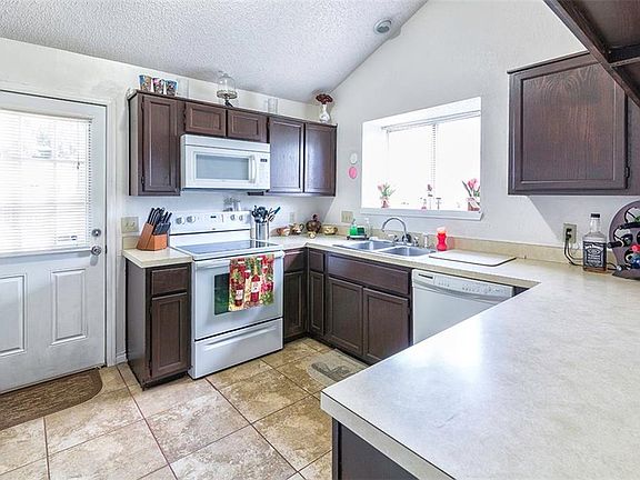 4th image of 933 Ashmount Ln
