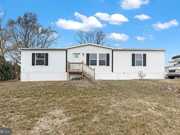 3 Candle Ln, East Earl, PA 17519