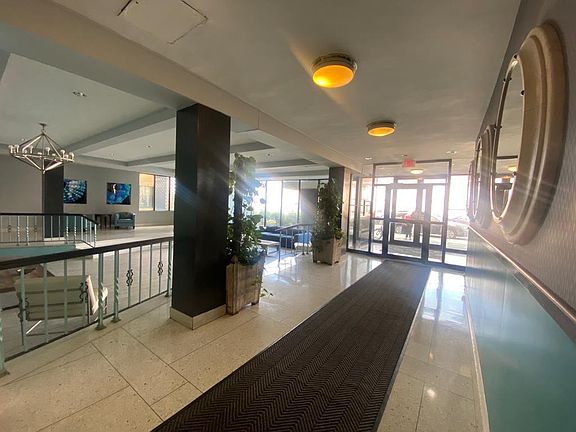 4th image of 10 Monroe Blvd #77