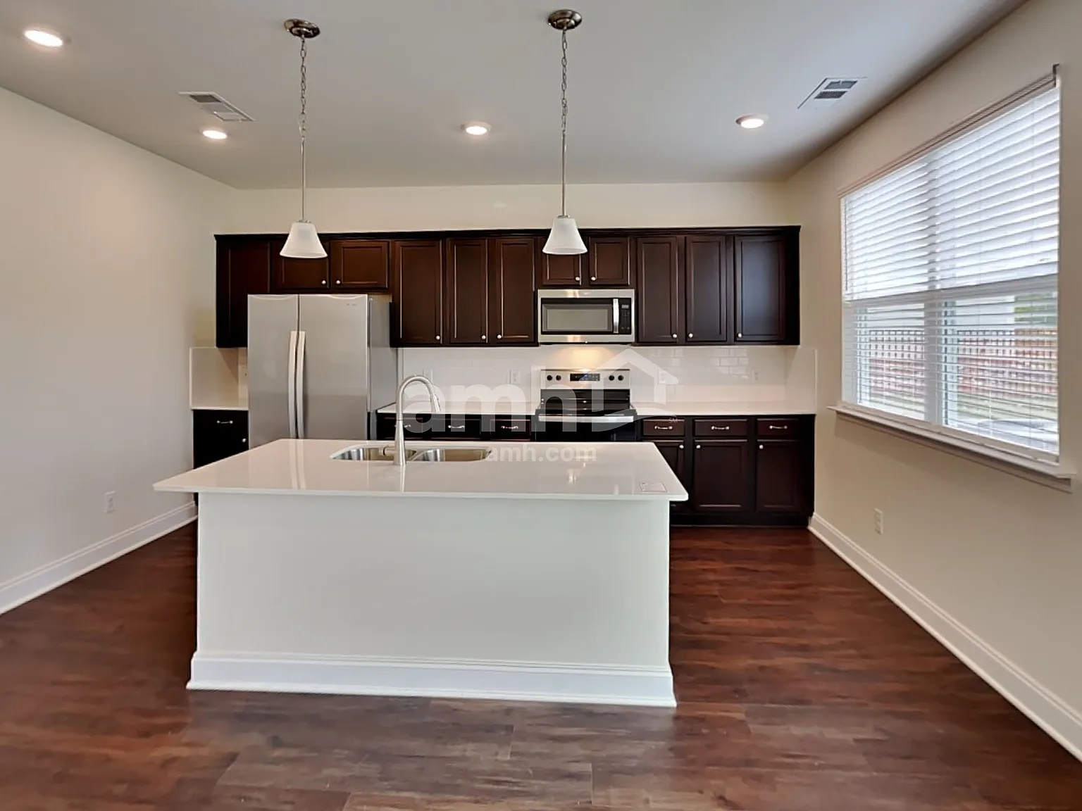 3 bed, 2.5 bath, 1895 sqft, $2,705 — Photo 4