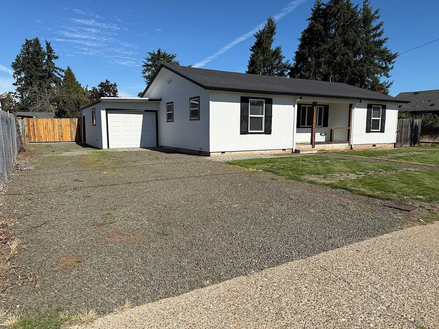 Completely Remodeled 4 bedroom/2-bathroom home in Thurston! — Photo 2